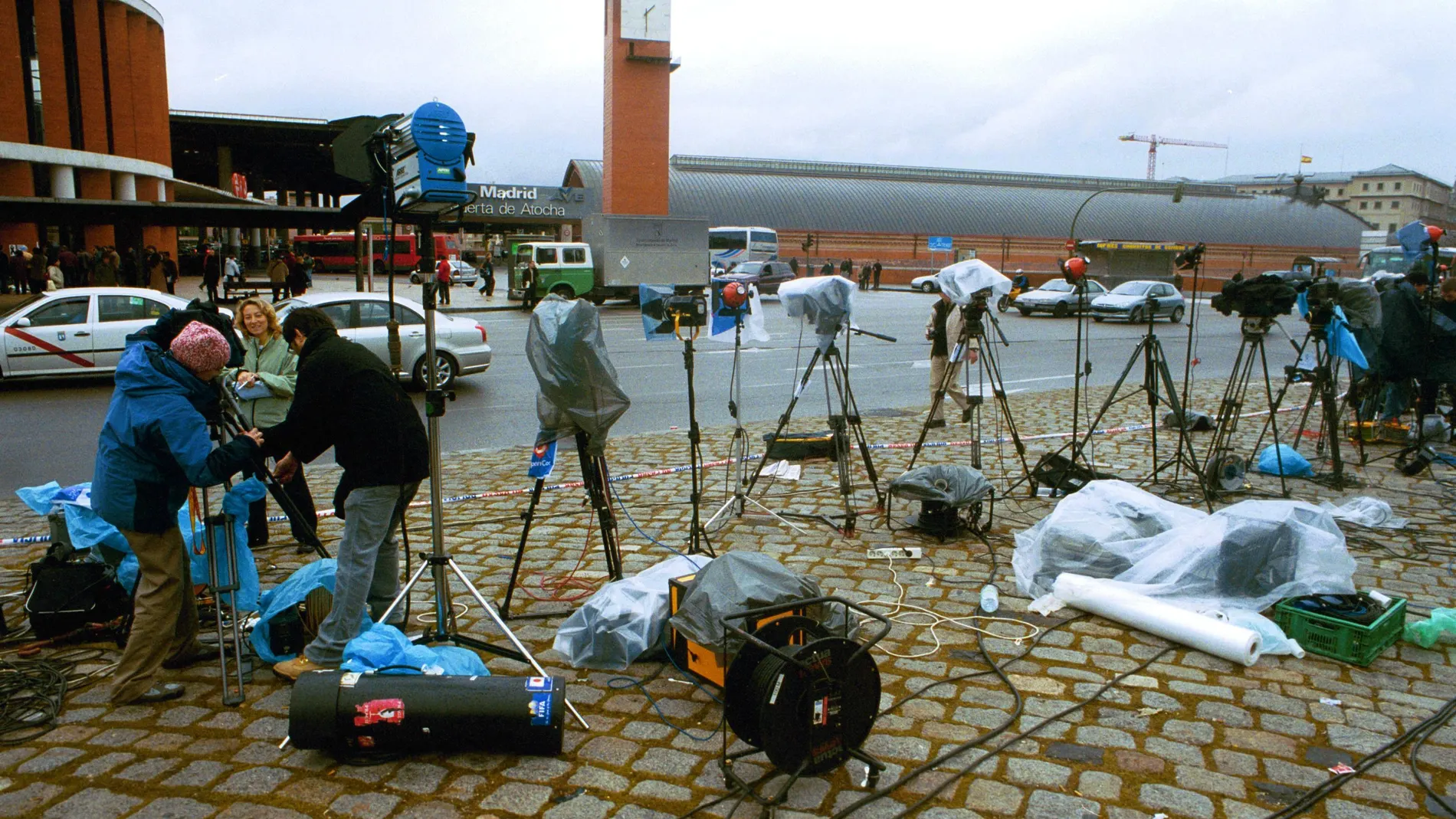 Periodistas junto a la estación de Atocha tras los atentados del 11M