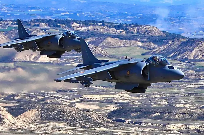 Los veteranos Harrier AV8B+ de la Armada, más vivos que nunca, ensayan su potencia de fuego en Navarra