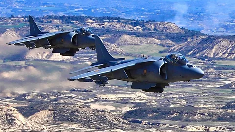 Dos aviones Harrier AV8B+ de la Armada española en unos ejercicios en las Bárdenas Reales de Navarra