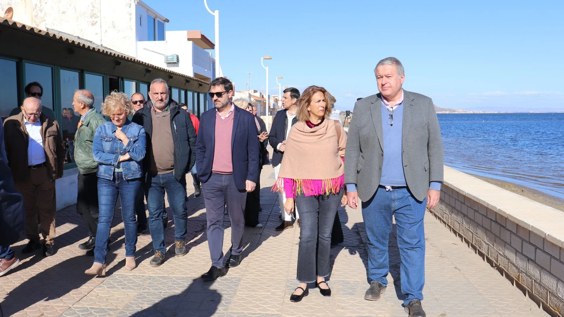 El senador Francisco Bernabé y el portavoz del PP en la Asamblea Regional Joaquín Segado, junto a parlamentarios nacionales y concejales del PP en Cartagena, presentan la iniciativa en Los Nietos