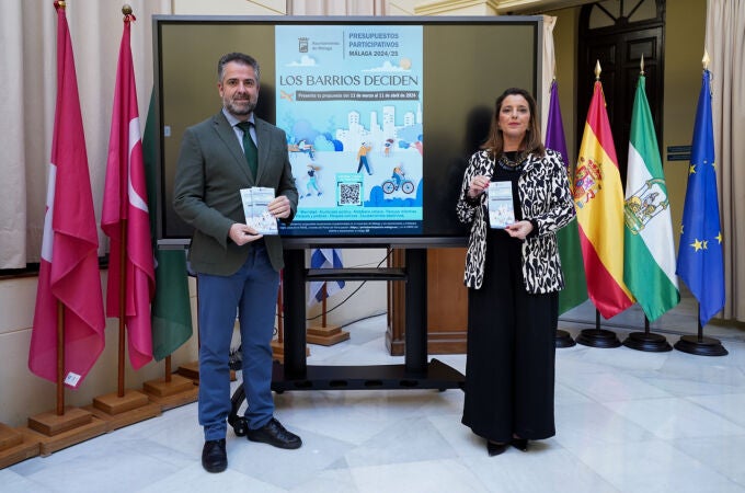 Los concejales delegados de Participación Ciudadana y de Economía y Coordinación de Distritos de Málaga, Mar Torres y Carlos Conde, presentan los presupustos participativos.