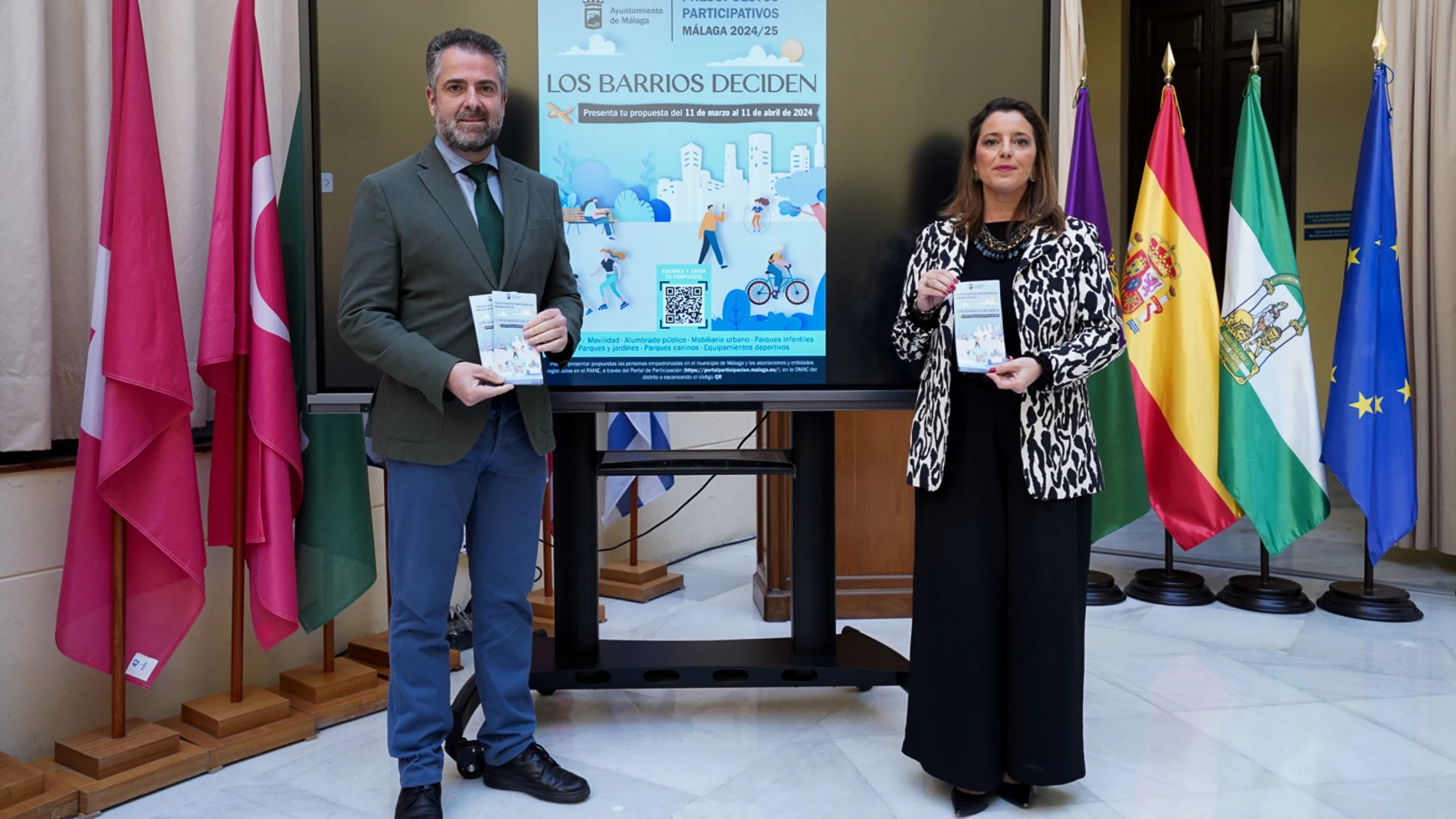 Los concejales delegados de Participación Ciudadana y de Economía y Coordinación de Distritos de Málaga, Mar Torres y Carlos Conde, presentan los presupustos participativos.