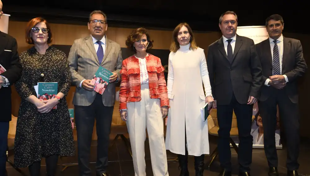 Carmen Calvo junto Antonio Pulido y Juan Espadas, entre otros