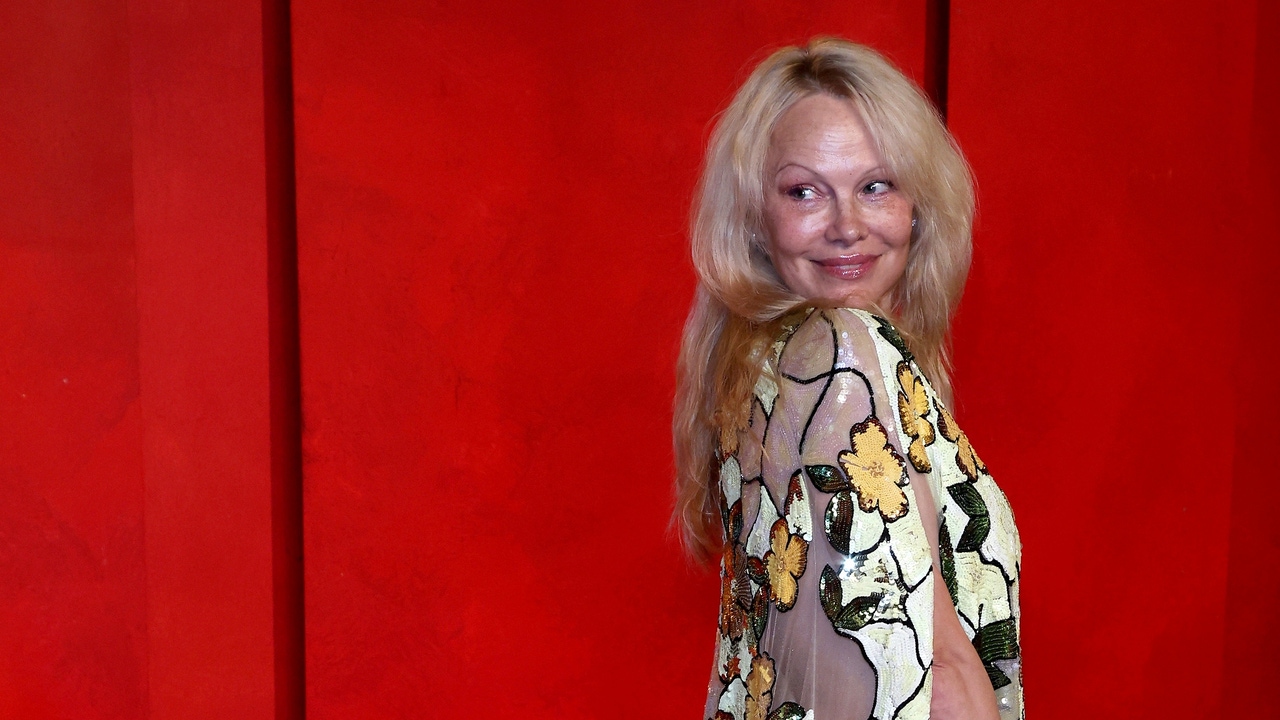 Pamela Anderson sorprende sin maquillaje en la fiesta posterior a los Oscar