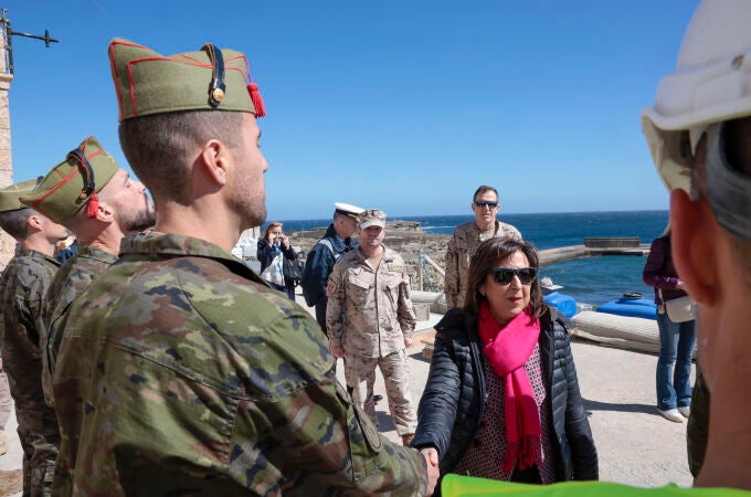 La ministra de Defensa, Margarita Robles, saluda a miembros de la Armada destacados en la isla de Alborán 