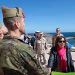 La ministra de Defensa, Margarita Robles, saluda a miembros de la Armada destacados en la isla de Alborán 