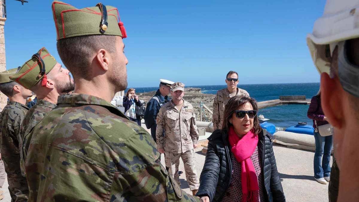 Robles, primera ministra que visita a los militares que custodian la isla de Alborán