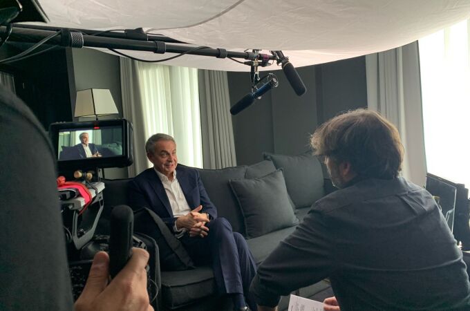 Zapatero es tomado por las cámaras en un momento de la entrevista para 'Lo de Évole'