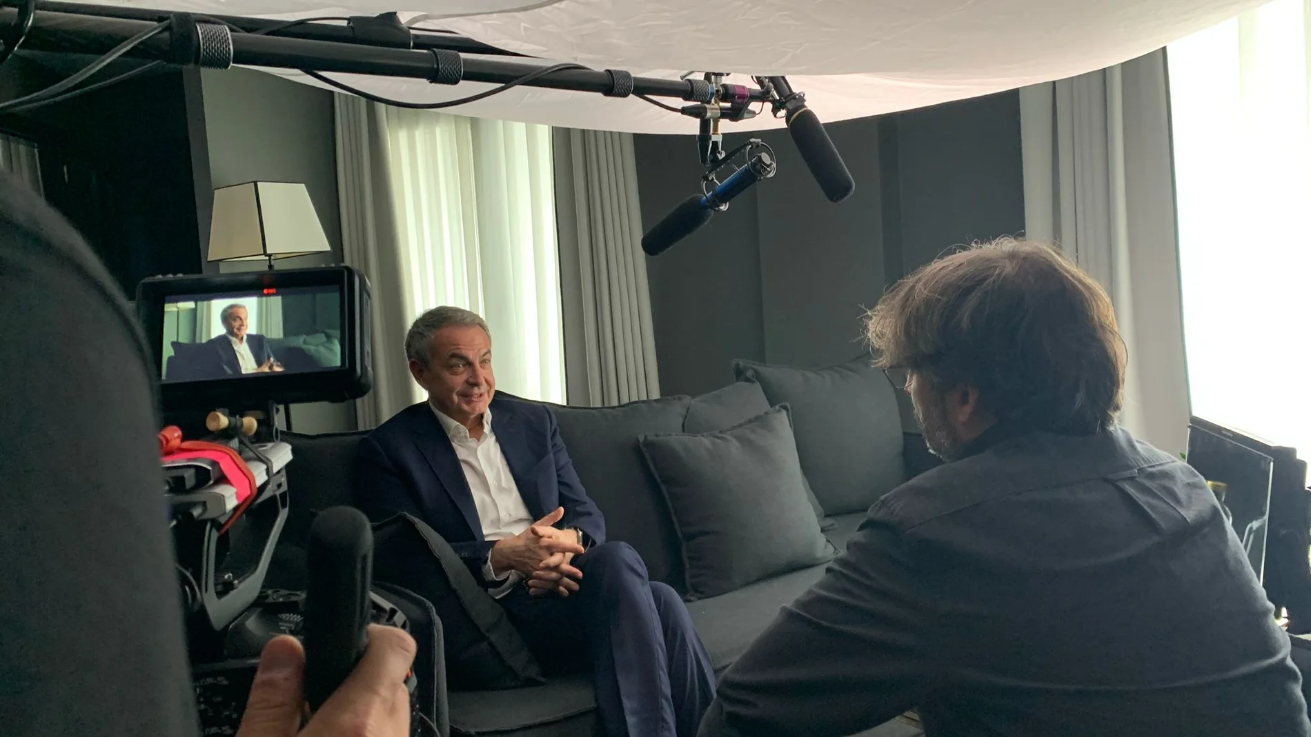 Zapatero es tomado por las cámaras en un momento de la entrevista para 'Lo de Évole'