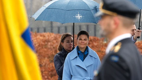 Victoria de Suecia acude al izado de la bandera sueca en el cuartel general de la OTAN en Bruselas