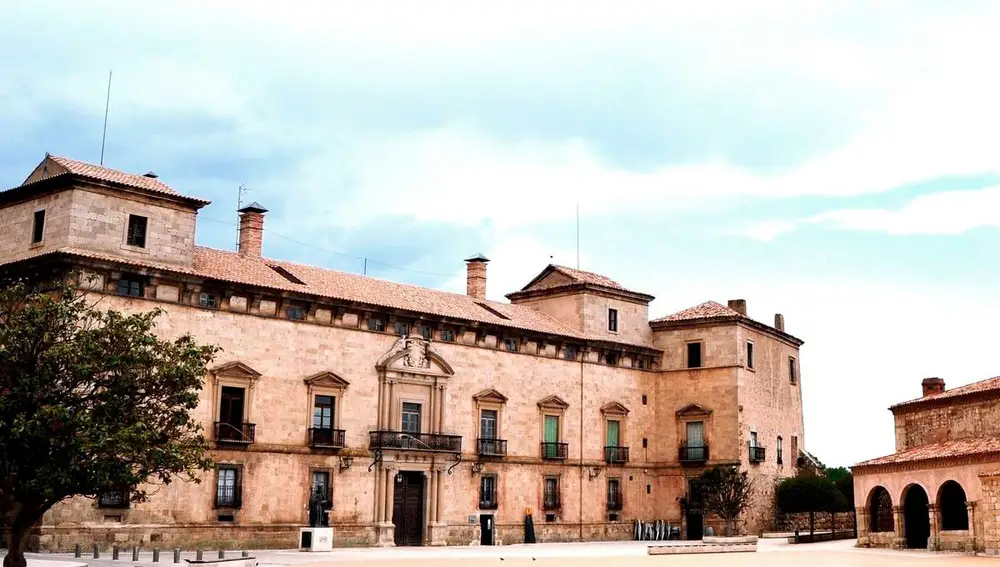 Portada del Palacio de los Hurtado de Mendoza