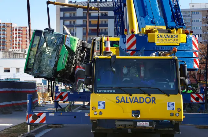 Al menos 14 heridos tras caer un autobús en unas obras de Cornellà (Barcelona)