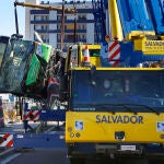 Catorce heridos, uno crítico, al caer un autobús en el agujero de unas obras en Esplugues