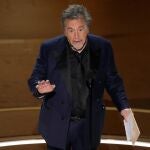 Al Pacino la lía al entregar el Premio Oscar 2024 a Mejor Película