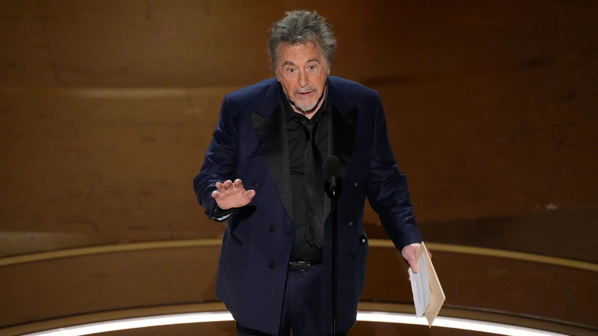 Al Pacino la lía al entregar el Premio Oscar 2024 a Mejor Película