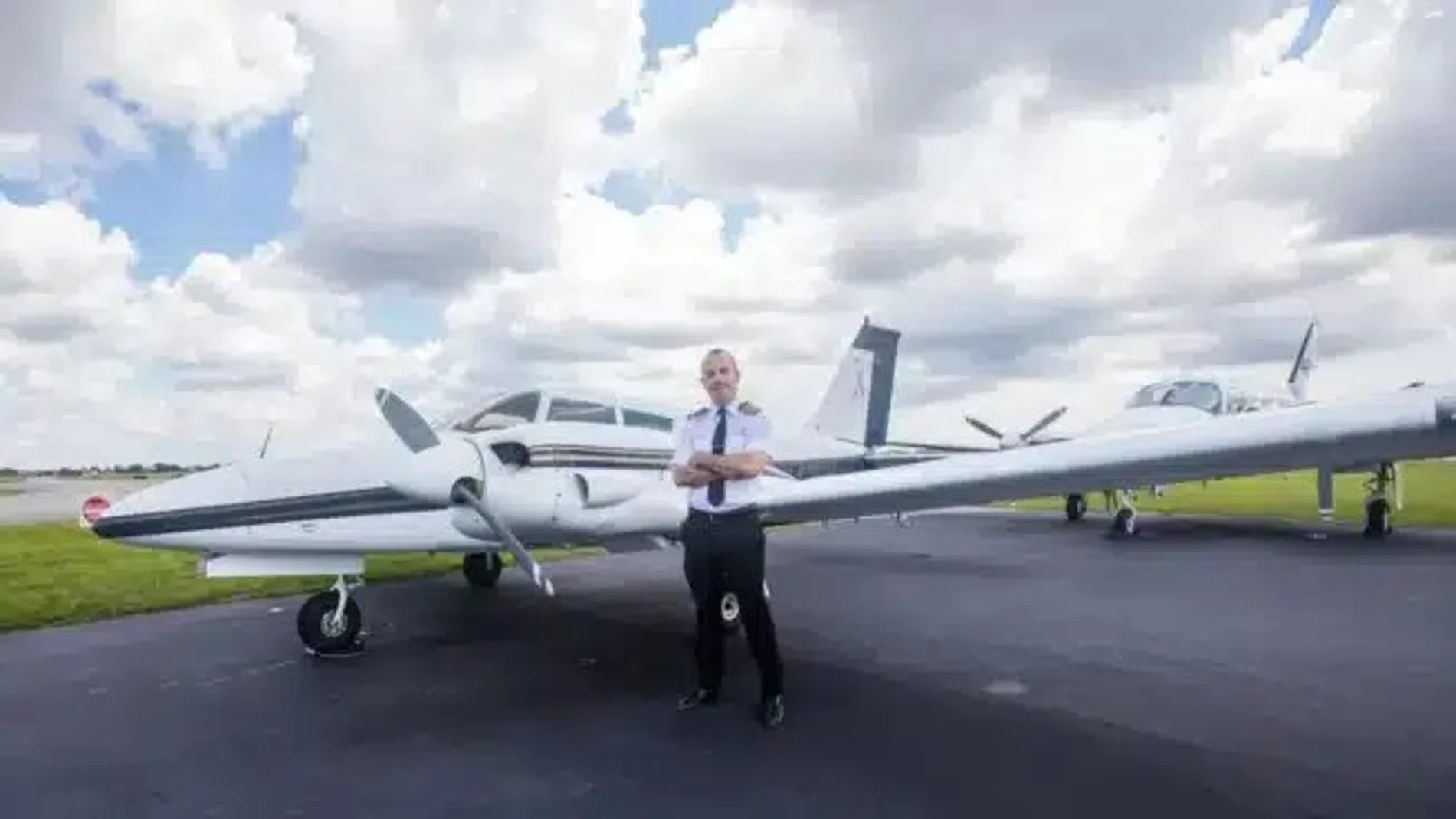 Alfredo Díez junto a uno de sus aviones