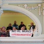 Pancartas a favor del soterramiento entre los invitados a la sesión plenaria del Ayuntamiento de Valladolid