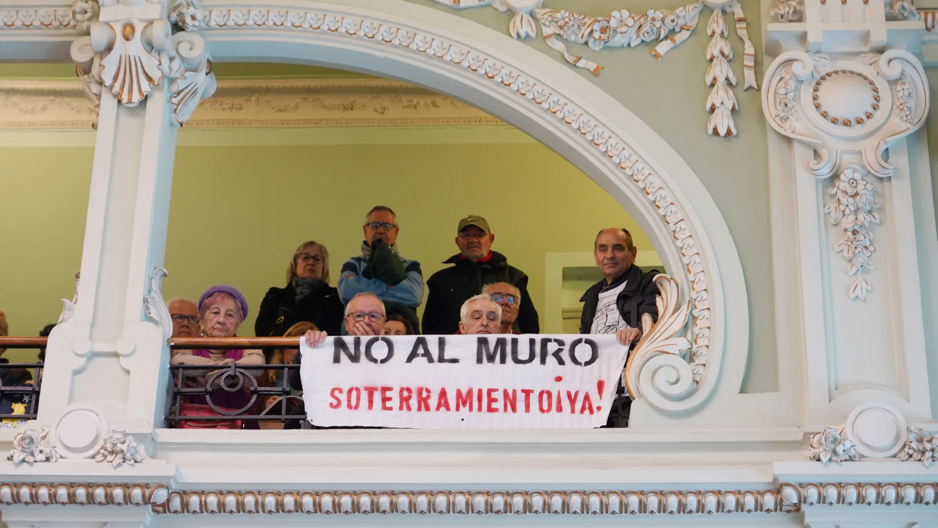 Pancartas a favor del soterramiento entre los invitados a la sesión plenaria del Ayuntamiento de Valladolid