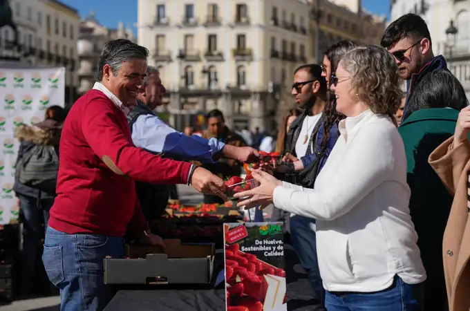 ¿Por qué regalan fresas en la Puerta del Sol?