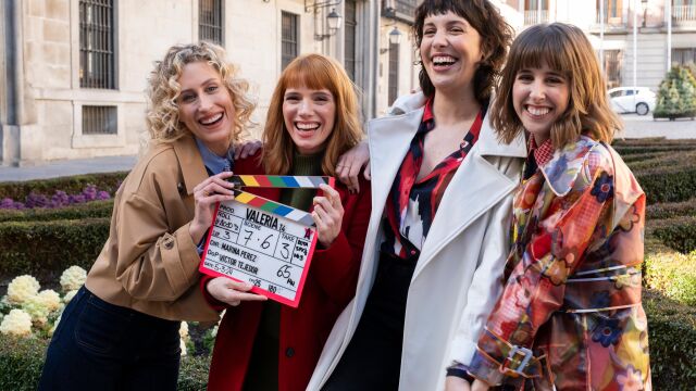 Las protagonistas de 'Valeria' posan con la claqueta dispuestas a rodar la cuarta temporada