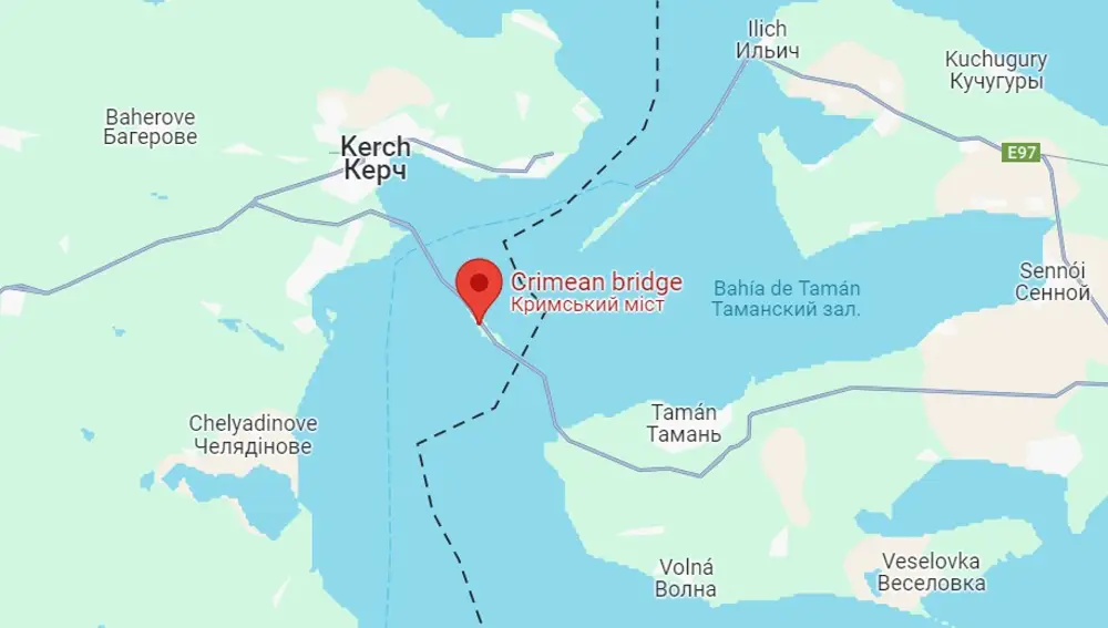 Puente de Kerch que separa a Crimea (izquierda) de Rusia (derecha) 