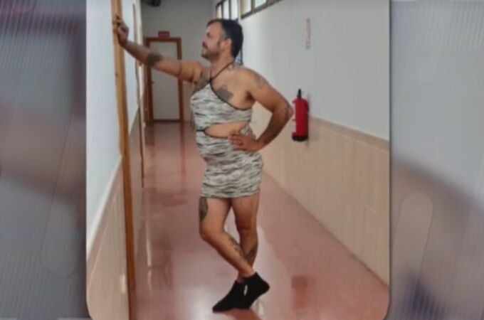 La cabo Roberto posa con un vestido en su cuartel de Ceuta