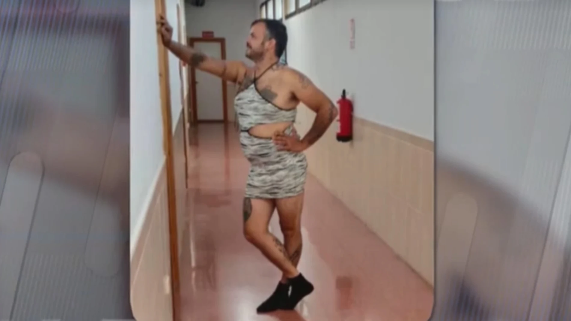 La cabo Roberto posa con un vestido en su cuartel de Ceuta