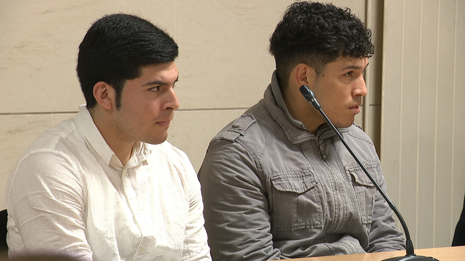 Víctor Delgado Olguín (izquierda) y su hermano Michael, durante el juicio. 