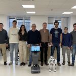Miembros del equipo de investigación del proyecto EIRAB dirigido por el profesor Eduardo Zalama. Delante uno de los 15 robots que se desplegará en 60 domicilios de Castilla y León, junto a otro de los prototipos que están analizando.