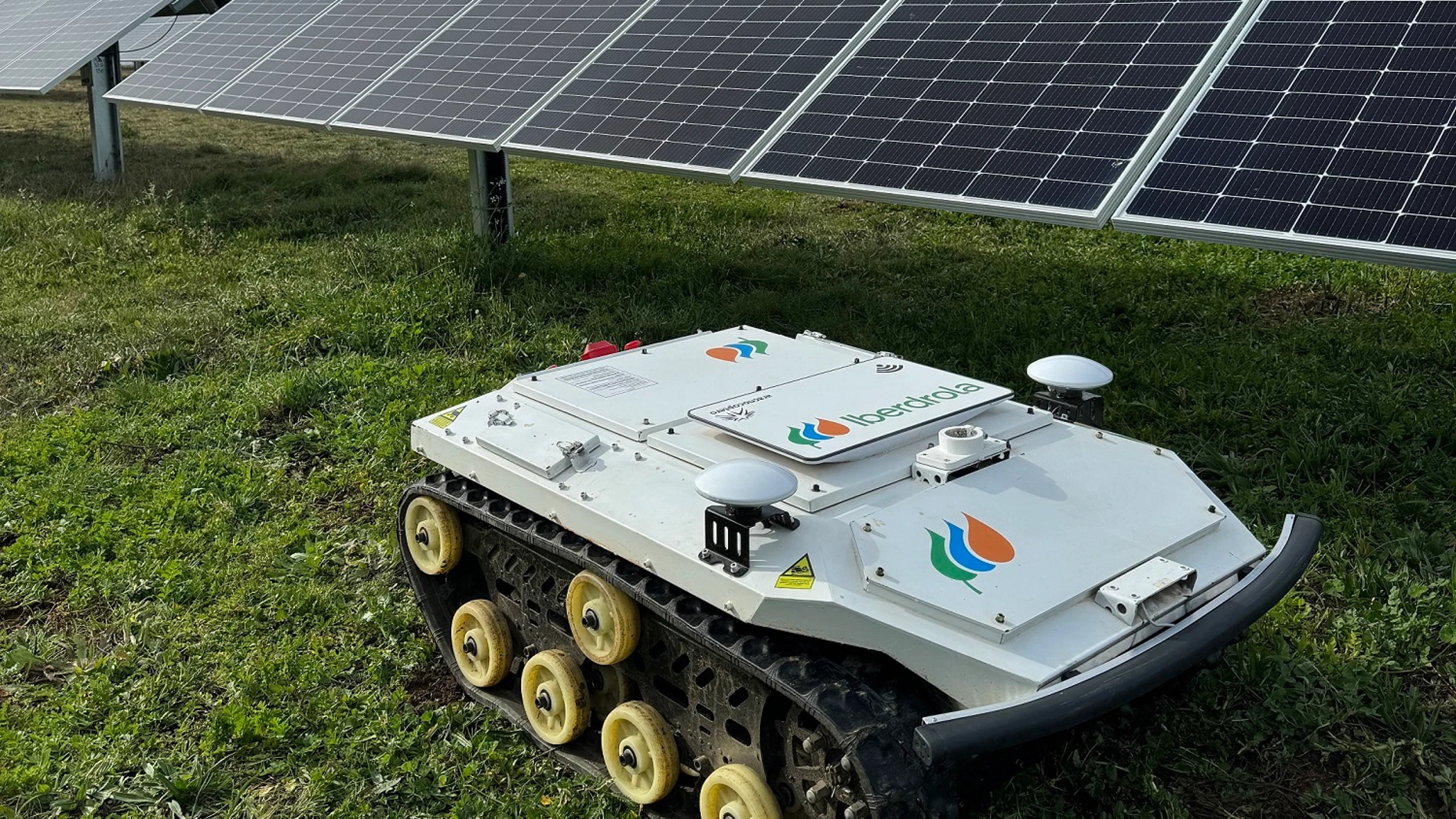Imagen del robot que gestiona las plantas fotovoltaicas en Salamanca