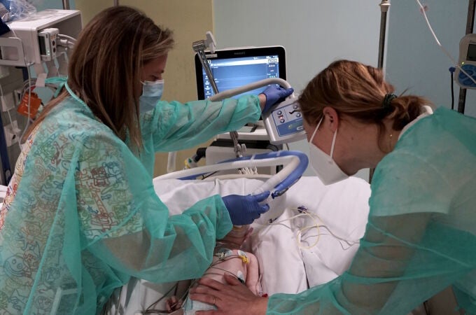 El virus VRS puede dar lugar a una bronquitis y, según su gravedad, provocar el ingreso del bebé en la UCI e, incluso, su intubación