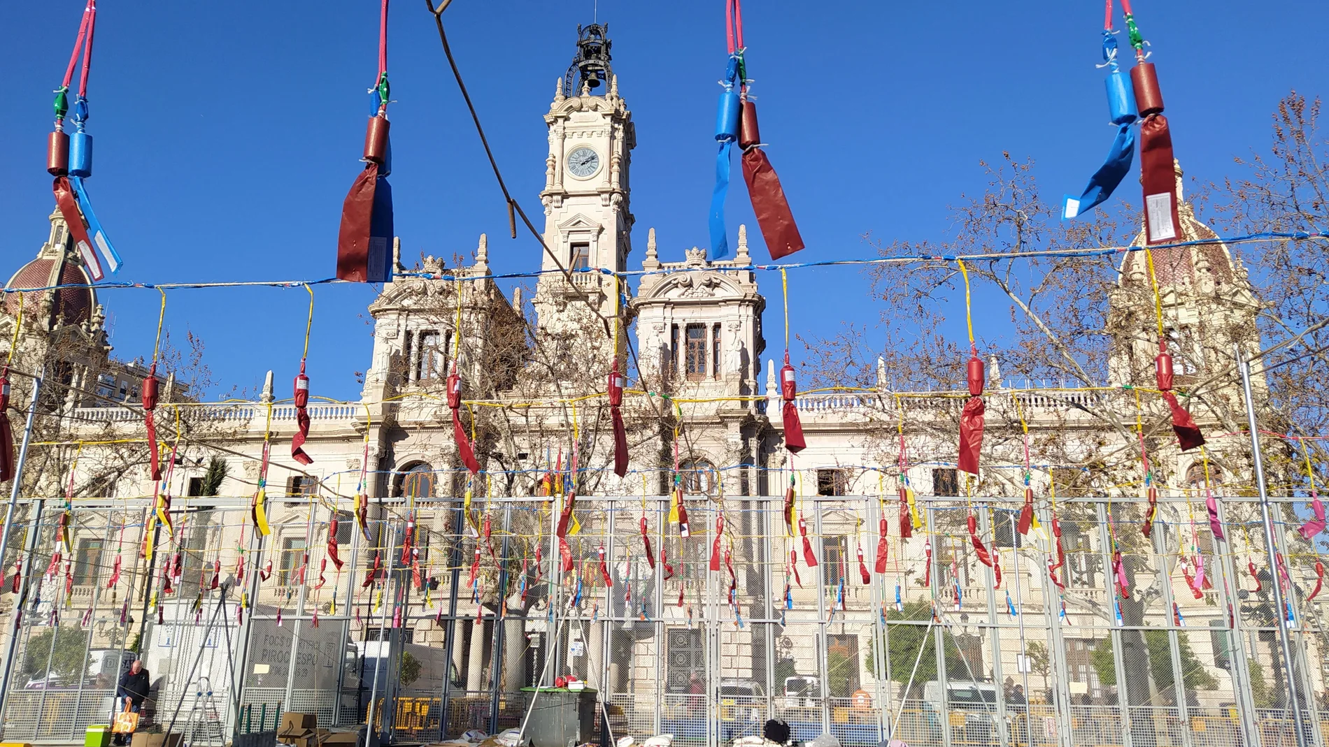 Preparativos para la mascletà de hoy en la Plaza del Ayuntamiento
