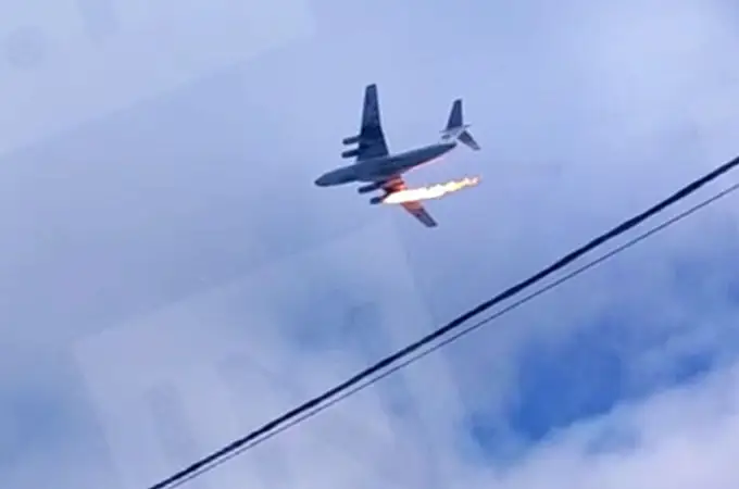 Un avión militar ruso se estrella a las afueras de Moscú con quince personas a bordo
