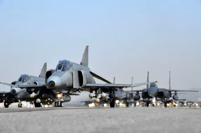Corea del Sur despide a lo grande sus últimos F-4 Phantom, el mítico avión de combate que todavía opera en cuatro países