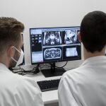 Dos técnicos controlan un sistema de radioterapia de precisión molecular guiada por resonancia magnética en el Hospital Carlos III