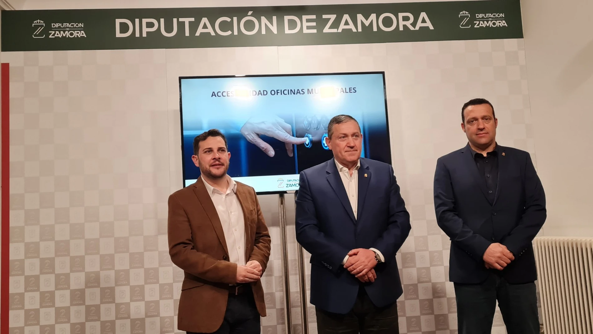 El presidente de la Diputación de Zamora, Javier Faúndez, junto a Víctor López y Manuel Martín, tras la Junta de Gobierno