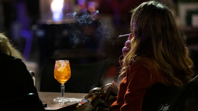 Gente fumando tabaco en terrazas nocturnas de bares y restaurantes y en las puertas de estos. © Jesús G. Feria.