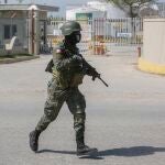 Un soldado haitiano armado a la entrada del aeropuerto internacional de Puerto Príncipe