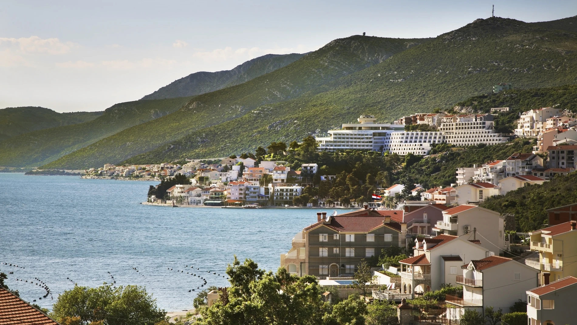 Neum es el único pueblo con salida al mar de Bosnia y Herzegovina y que permite que el país tenga acceso marítimo