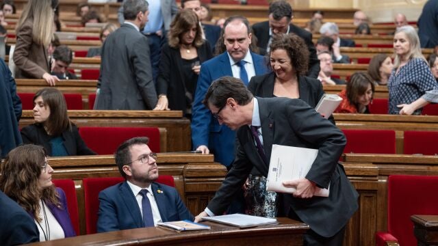 El presidente de la Generalitat de Catalunya, Pere Aragonés (i) y el líder del PSC, Salvador Illa (d), conversan durante una sesión de control al Govern, en el Parlament, a 6 de marzo de 2024, en Barcelona, Catalunya (España). Hoy se celebra una nueva sesión de control en el Parlament, después de que los comunes hayan anunciado una enmienda a la totalidad a los presupuestos catalanes para 2024. 06 MARZO 2024;PERE ARAGONES;CATALUNYA;BARCELONA;PARLAMENT David Zorrakino / Europa Press 06/03/2024