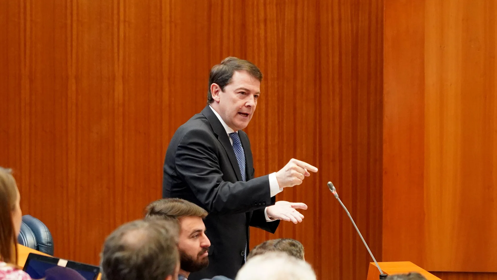 Mañueco interviene desde su escaño en las Cortes durante la sesión de control