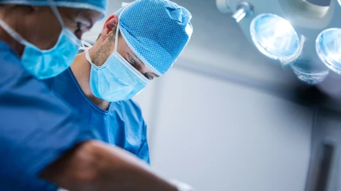 Médicos durante una intervención