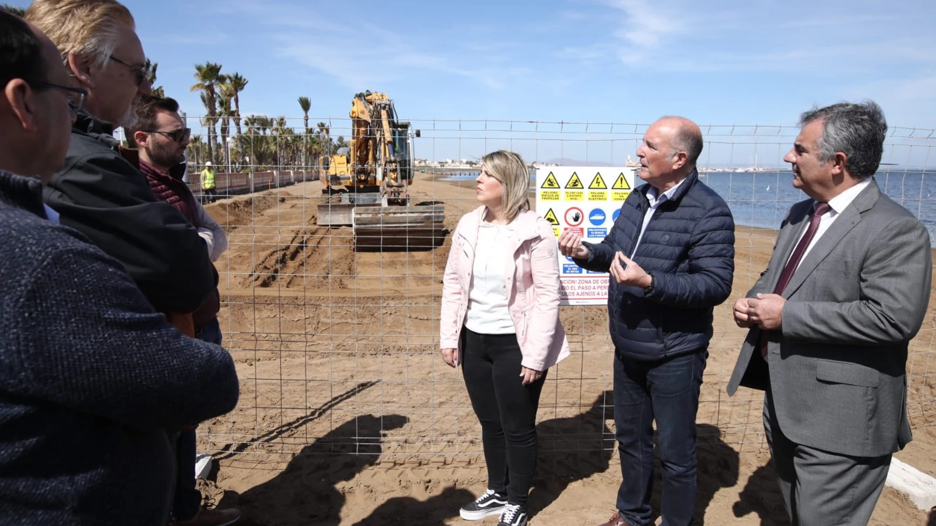 El consejero de Medio Ambiente, Universidades, Investigación y Mar Menor, Juan María Vázquez, asiste junto con la alcaldesa de Cartagena, Noelia Arroyo, al inicio de la prueba piloto puesta en marcha para la eliminación de lodos del Mar Menor