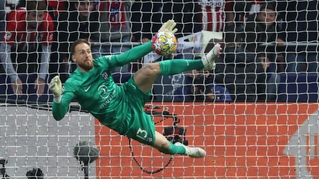 Oblak para uno de los penaltis al Inter