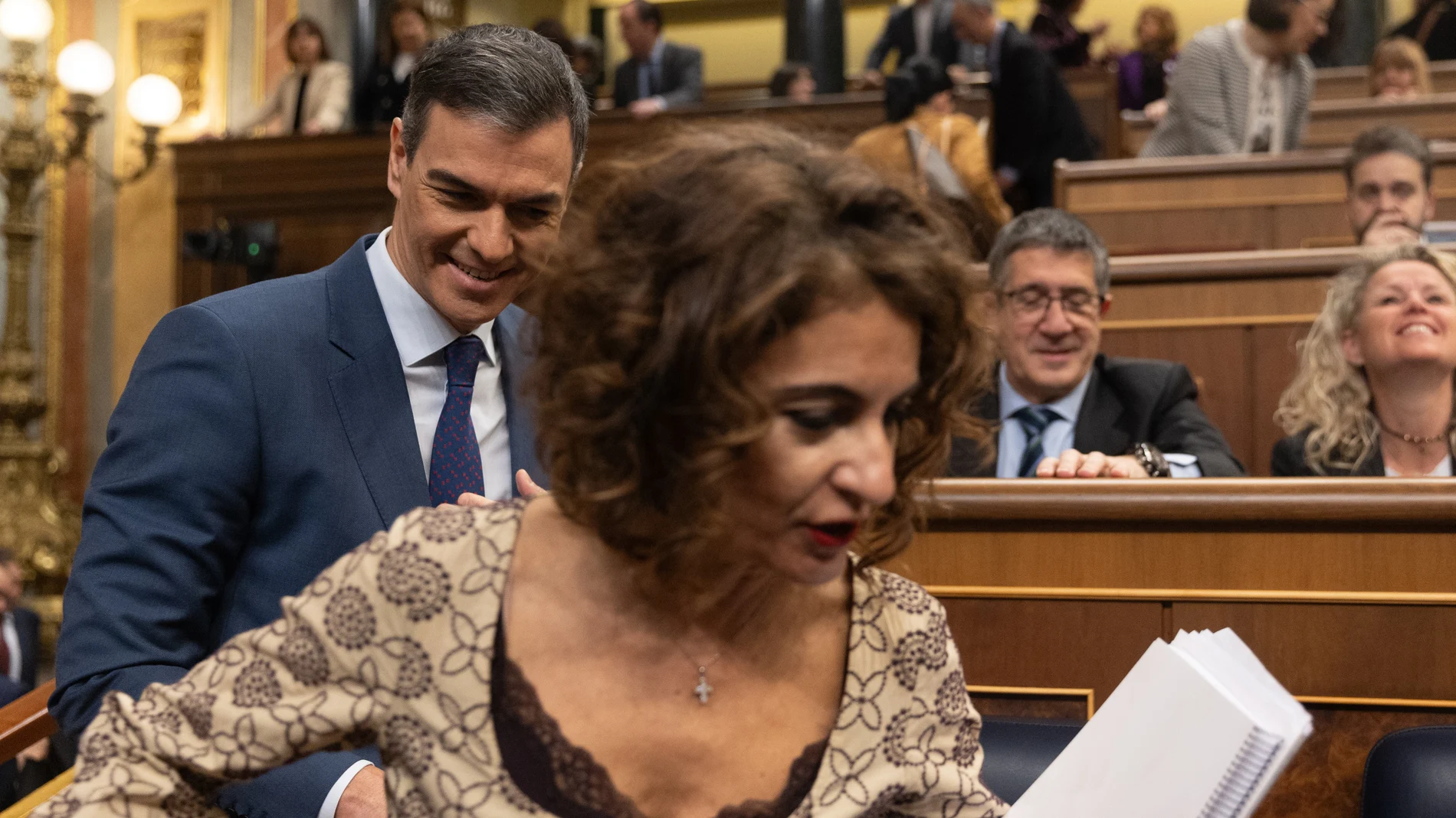 El presidente del Gobierno, Pedro Sánchez y la ministra de Hacienda, María Jesús Montero, durante una sesión de control al Gobierno, en el Congreso de los Diputados