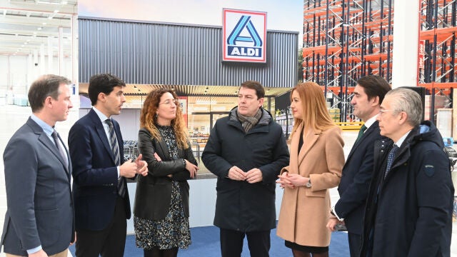 El presidente Fernández Mañueco visita el centro logístico de Aldi en Miranda de Ebro, junto a Quiñones, Hernando, Suárez y Saiz, entre otros