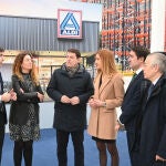 El presidente Fernández Mañueco visita el centro logístico de Aldi en Miranda de Ebro, junto a Quiñones, Hernando, Suárez y Saiz, entre otros