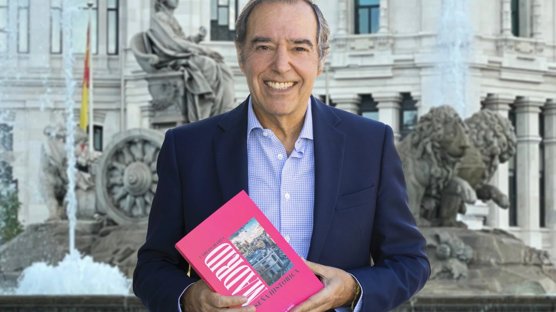 Carlos Ibares con un ejemplar de su libro