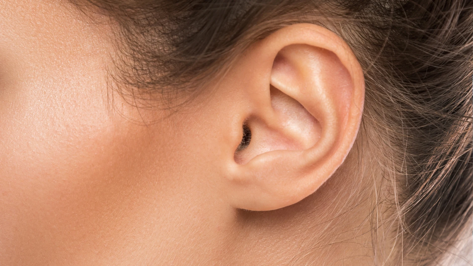 Expertos en salud auditiva revelan la forma segura y eficaz de limpiar los oídos