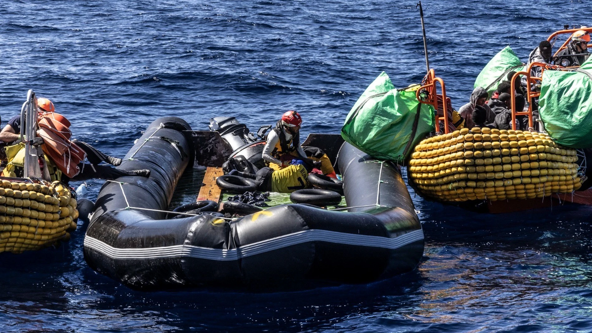 Una embarcación hinchable en la que fueron rescatados 25 migrantes por el barco 'Ocean Viking' de la organización SOS Méditerranée CUENTA DE SOS MÉDITERRANÉE EN LA 14/03/2024